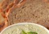 Tzatziki végétalien – l’aimer végétalien Tzatziki végétalien dans un bol blanc avec du pain de mie en arrière-plan.