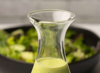Vinaigrette aux noix de cajou et herbes fraîches Vinaigrette aux noix de cajou dans un récipient en verre.