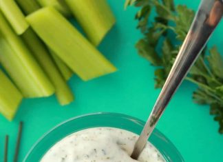 Vinaigrette ranch végétalienne – Aimer Vinaigrette ranch végétalienne garnie de ciboulette hachée dans un bocal en verre avec une cuillère.