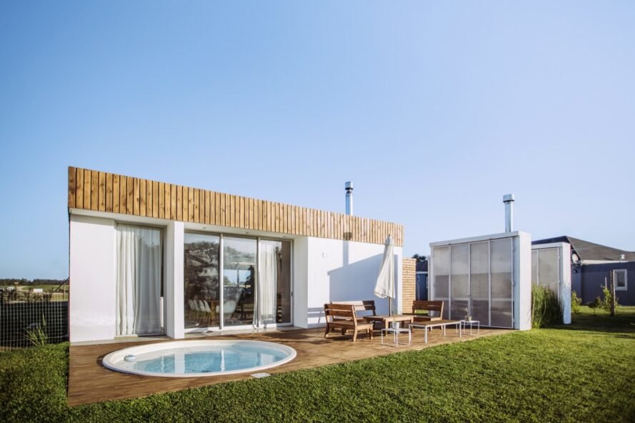 terrasse en bois avec piscine ronde