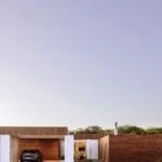 La maison lumineuse profite au maximum de matériaux abordables et durables