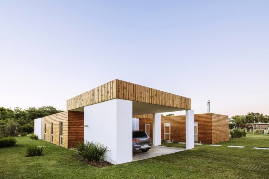maison blanche et bois avec port de voiture moderne