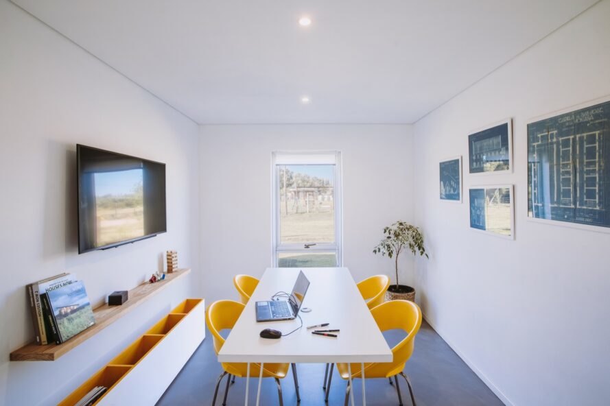 table à manger blanche avec chaises jaunes