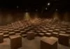 atelier tsuyoshi tane remplit la salle à manger de tokyo d'arbres et de murs en terre
