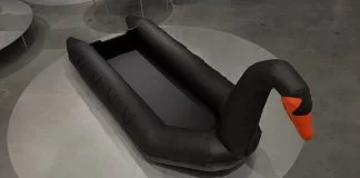 avihai mizrahi + neil nenner conçoit le «canot de sauvetage cygne noir» vacances contre immigration: les concepteurs fusionnent un bateau de réfugiés avec un cygne gonflable designboom