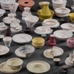 'clayers' par aviad ozery explore la céramique à l'aide de moules en couches
