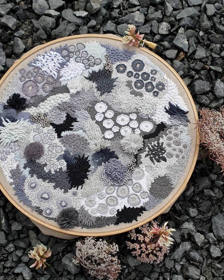 Broderie abstraite Hannah Kwasnycia