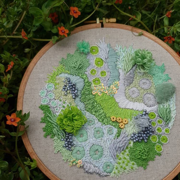 Broderie abstraite Hannah Kwasnycia