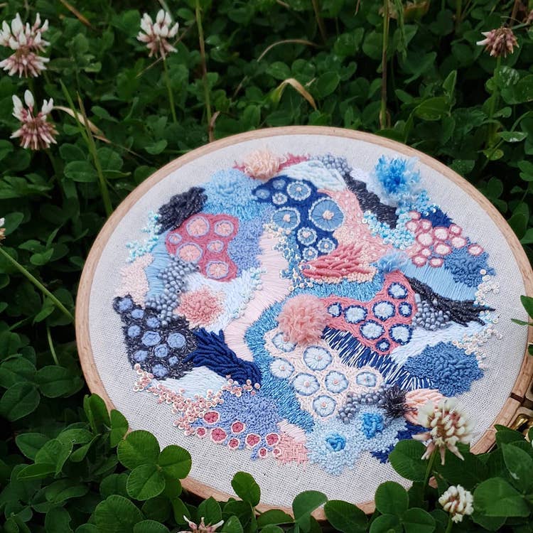 Broderie abstraite Hannah Kwasnycia