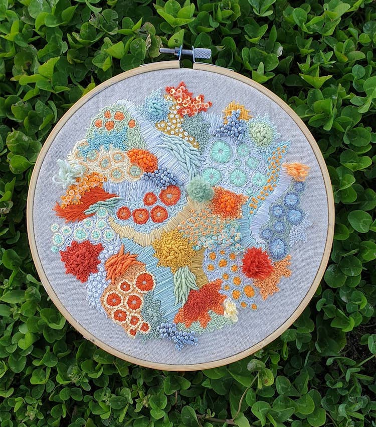 Broderie abstraite Hannah Kwasnycia