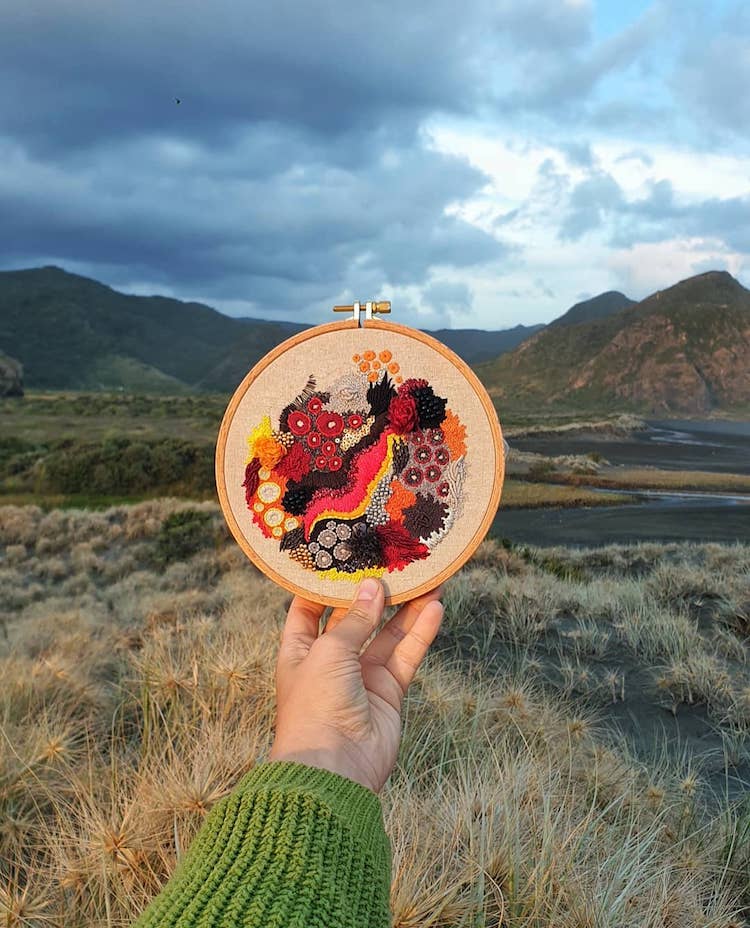 Broderie abstraite Hannah Kwasnycia