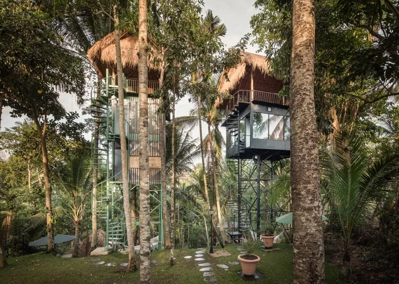 Le Lift Treetop Boutique Hotel en Indonésie dispose de trois cabines qui sont surélevées et intégrées dans la forêt tropicale environnante. #Voyage #Indonésie #TreetopHotel #LiftTreetopHotel #VacationIdeas