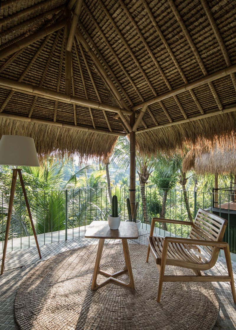 Le Lift Treetop Boutique Hotel en Indonésie dispose de trois cabines qui sont surélevées et intégrées dans la forêt tropicale environnante. #Voyage #Indonésie #TreetopHotel #LiftTreetopHotel #VacationIdeas