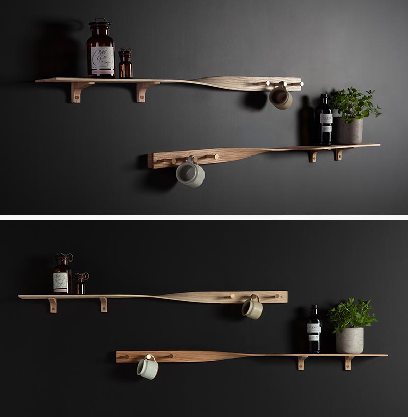 Soigneusement sculpté dans du bois de frêne ton sur ton, le Tor Twist Shelf se tord doucement au centre et s'élève au-dessus de trois patères en laiton brossé. #WoodShelving #WallShelf #ModernShelf #KitchenShelving #EntrywayShelf