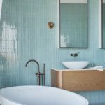 Inspiration pour la salle de bain – Une palette de bleu aqua, blanc, bois et gris