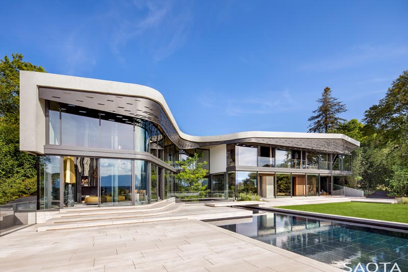 Le cabinet d'architecture SAOTA a conçu la Villa Courbe, une maison suisse moderne sur une pente qui surplombe le lac Léman. #ModernHouse #HouseDesign #ModernArchitecture