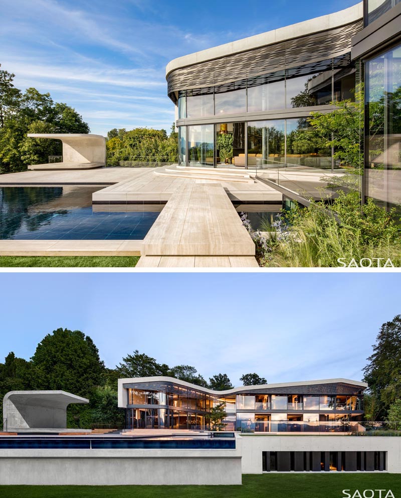 Les murs de verre ouvrent cette maison moderne à un vaste espace extérieur avec une cabane en béton incurvé assis à côté de la piscine. Sous cet angle, vous pouvez voir l'écran d'ombrage en aluminium découpé au laser qui suit les courbes du toit. #Architecture #PoolCabana #SwimmingPool #ShadeScreen #ModernHouse