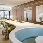 Cet îlot de cuisine a été combiné avec un coin salon à une extrémité