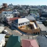 naf architect & design clôt une école maternelle de «petit étang» à tokyo avec une façade en bois courbé naf architect & design clôt une école maternelle de «petit étang» à tokyo avec une façade en bois courbé