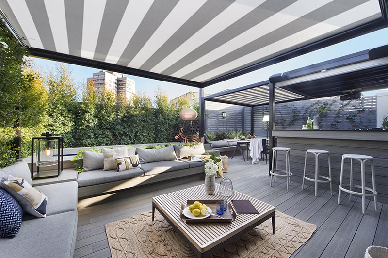 Dans le cadre de la conception d'un appartement à Barcelone, Egue y Seta a créé une terrasse extérieure idéale pour se divertir.