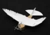 un oiseau robot construit à l’aide de 40 plumes de pigeon vole comme la vraie chose un oiseau robot construit à l