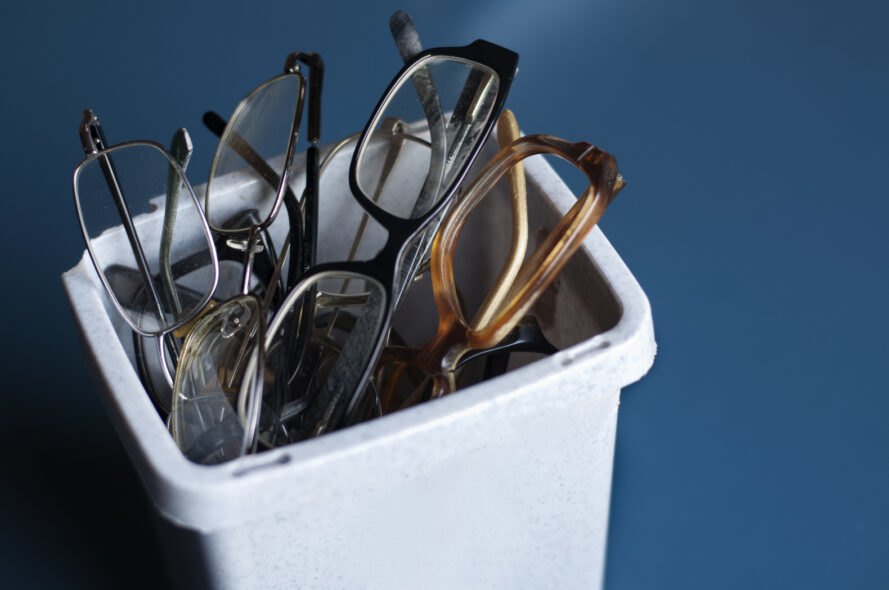 baignoire blanche remplie de vieilles lunettes