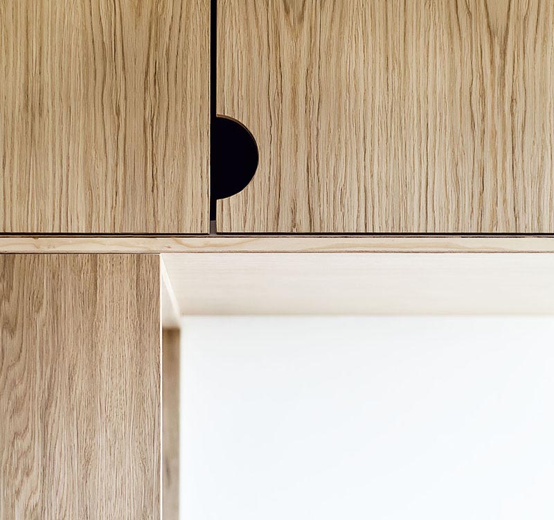 Cette armoire en chêne sans quincaillerie a des découpes en demi-cercle qui permettent une ouverture facile. # Armoires #HardwareFreeCabinets