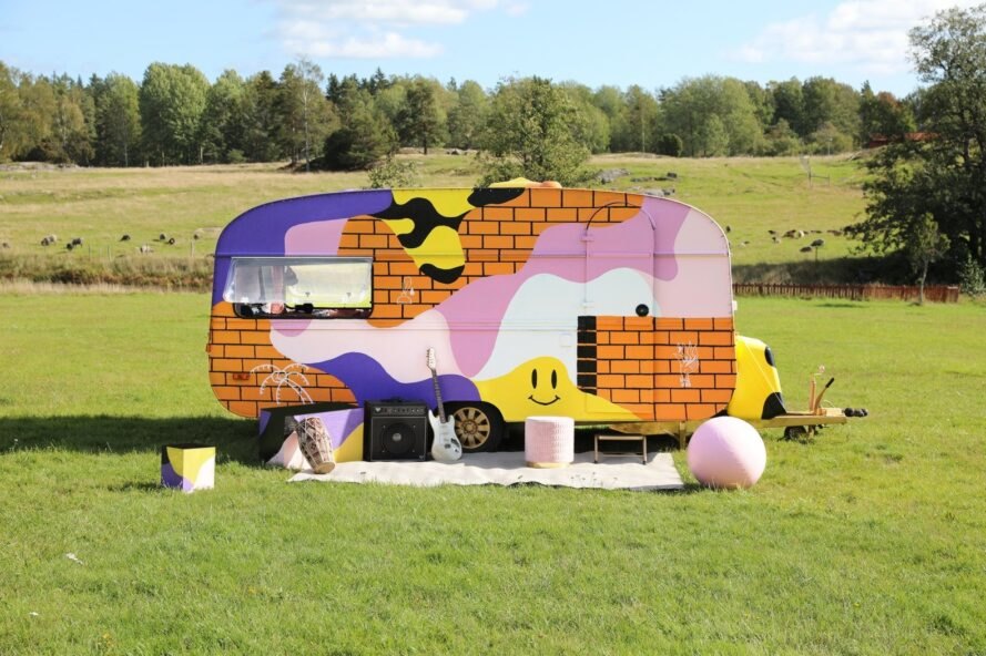 un camping-car multicolore avec divers instruments au sol