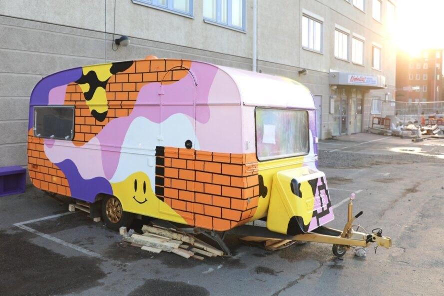 un camping-car multicolore dans un parking