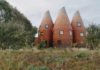 Une maison en bois fantaisiste en Angleterre s’inspire des maisons oast