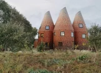 Une maison en bois fantaisiste en Angleterre s’inspire des maisons oast