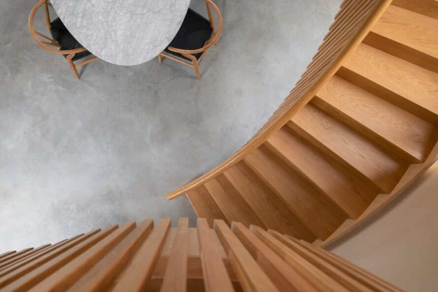 vue aérienne de l'escalier en colimaçon en bois