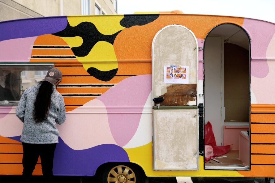 un camping-car aux couleurs vives avec la porte ouverte