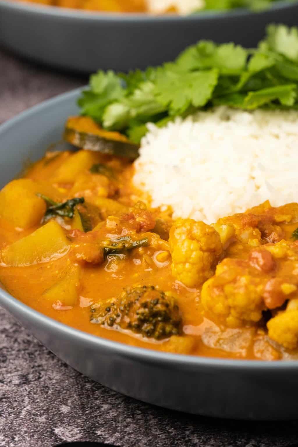 Curry végétalien avec riz basmati dans un bol bleu.