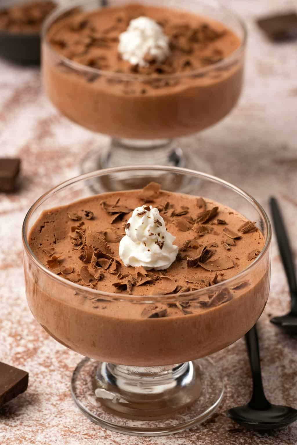 Mousse végétalienne garnie de crème fouettée et de copeaux de chocolat.