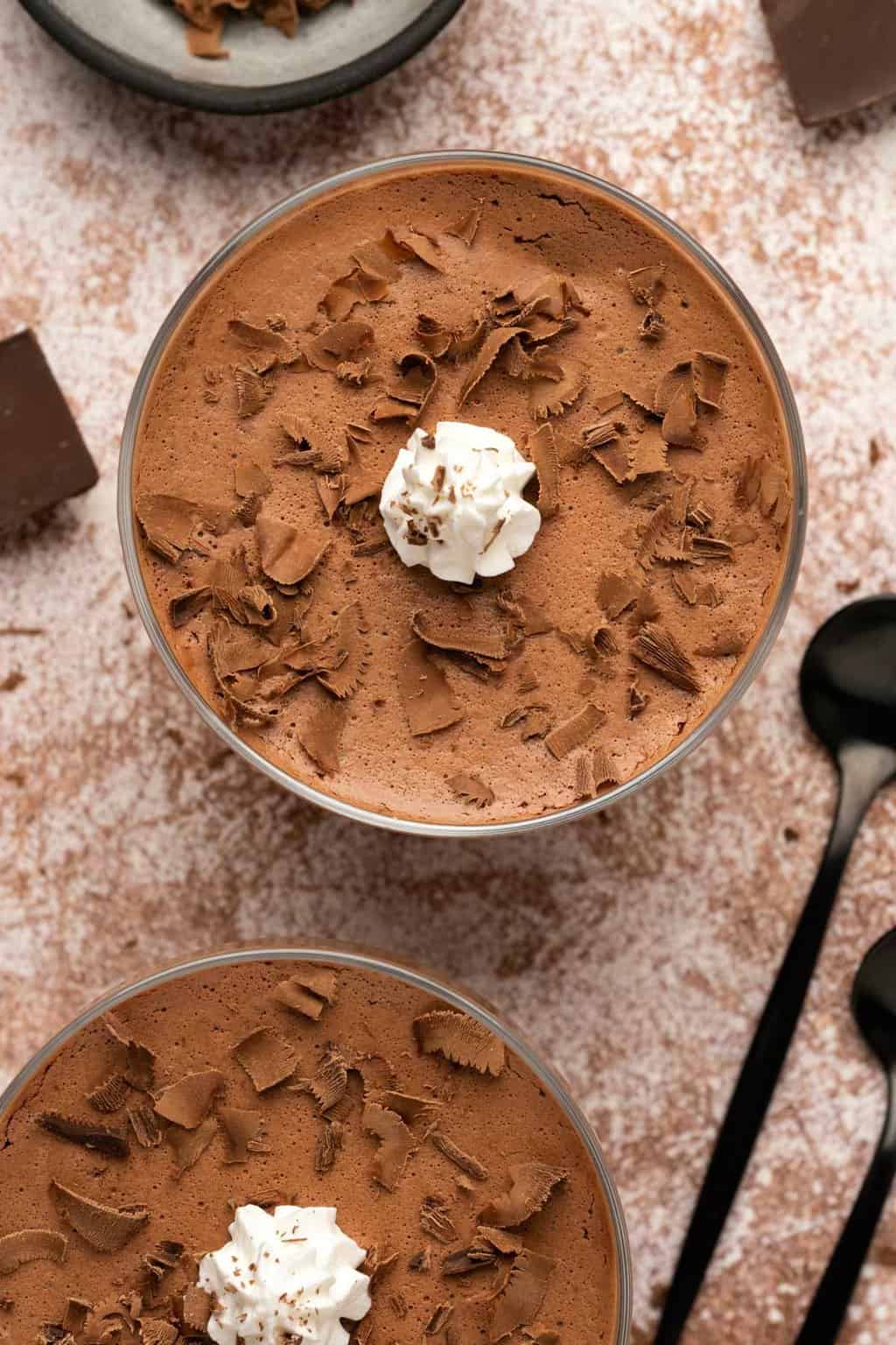 Mousse végétalienne dans des assiettes en verre.