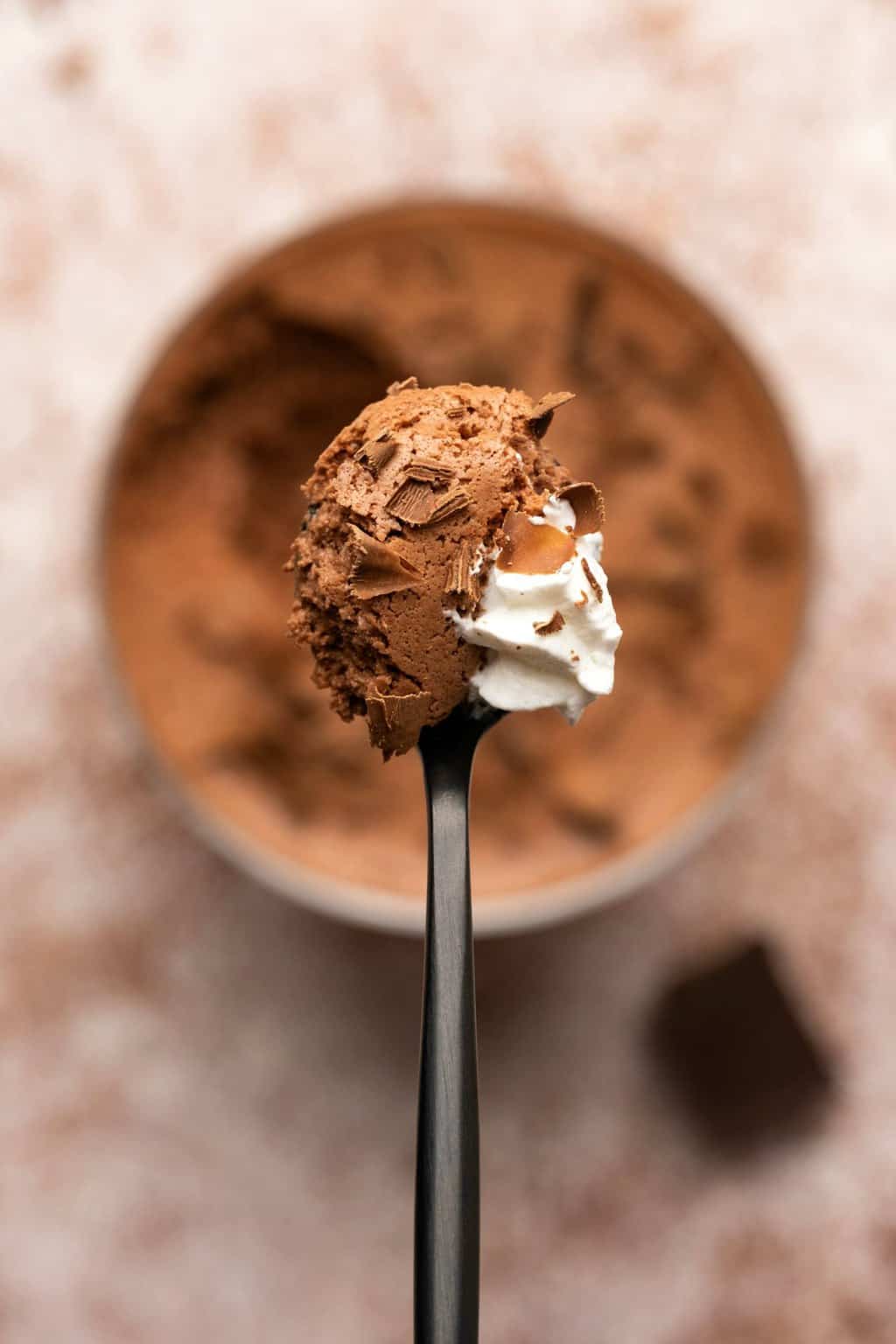 Cuillerée de mousse végétalienne.