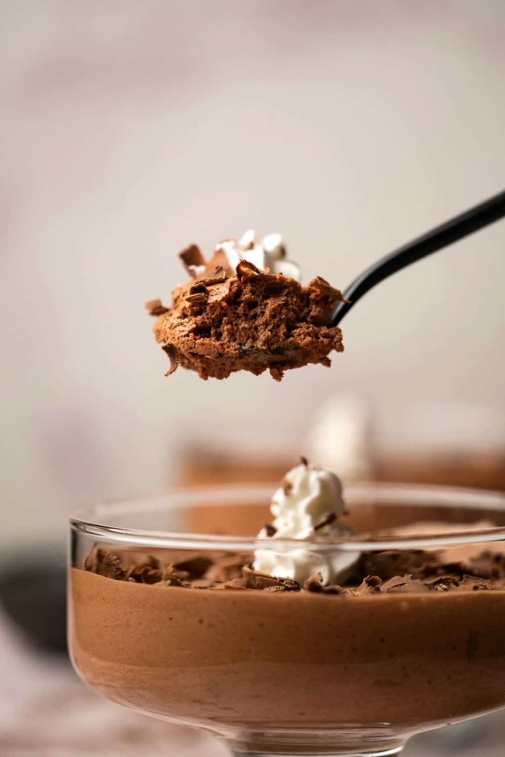 Cuillerée de mousse végétalienne.