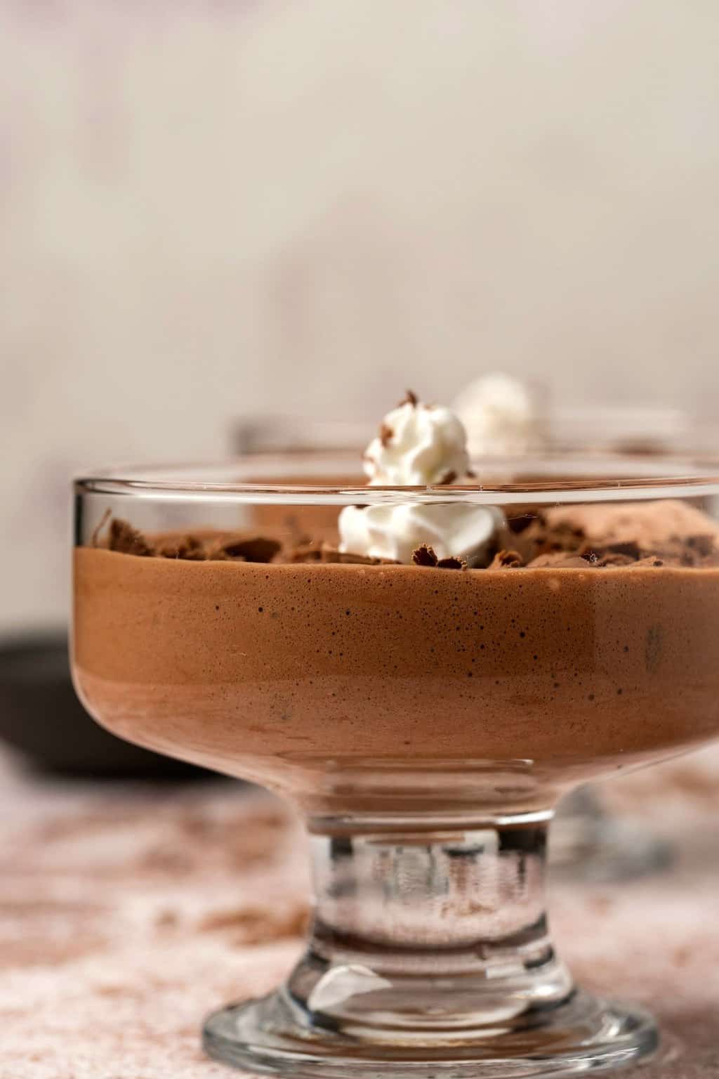 Mousse végétalienne dans un plat de service en verre.