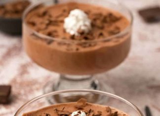 Vegan Mousse – Recette Dessert vegan Mousse végétalienne garnie de crème fouettée et de copeaux de chocolat.