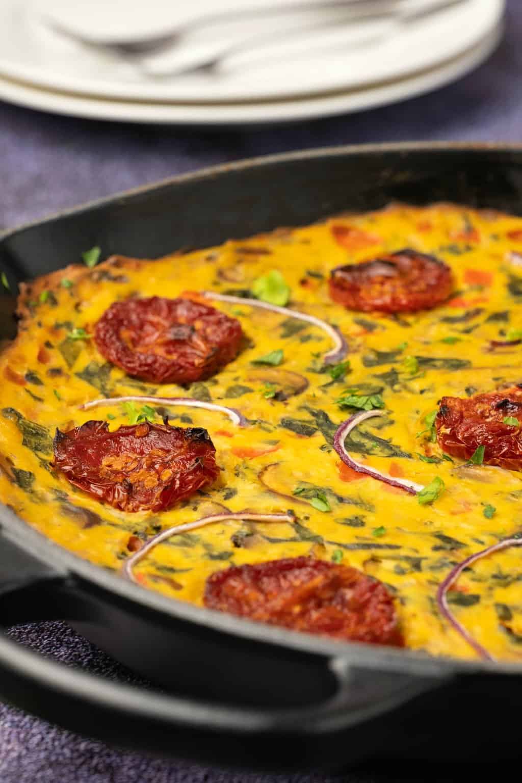 Frittata végétalienne dans une poêle en fonte.