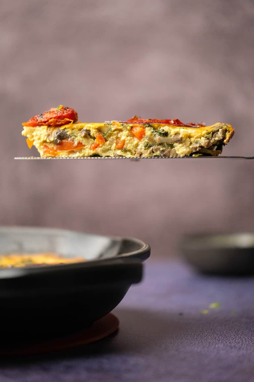 Tranche de frittata végétalienne sur un gâteau.