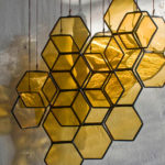 Les nids d’abeilles et les grues en origami se balancent dans des suspensions en vitrail fragiles par Lesley Green
