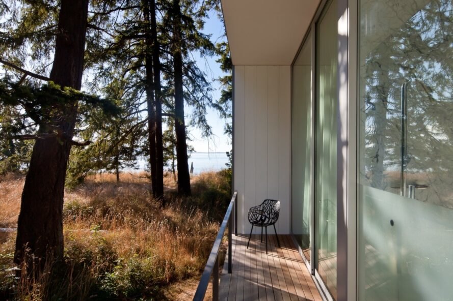 une petite terrasse à l'extérieur d'une maison