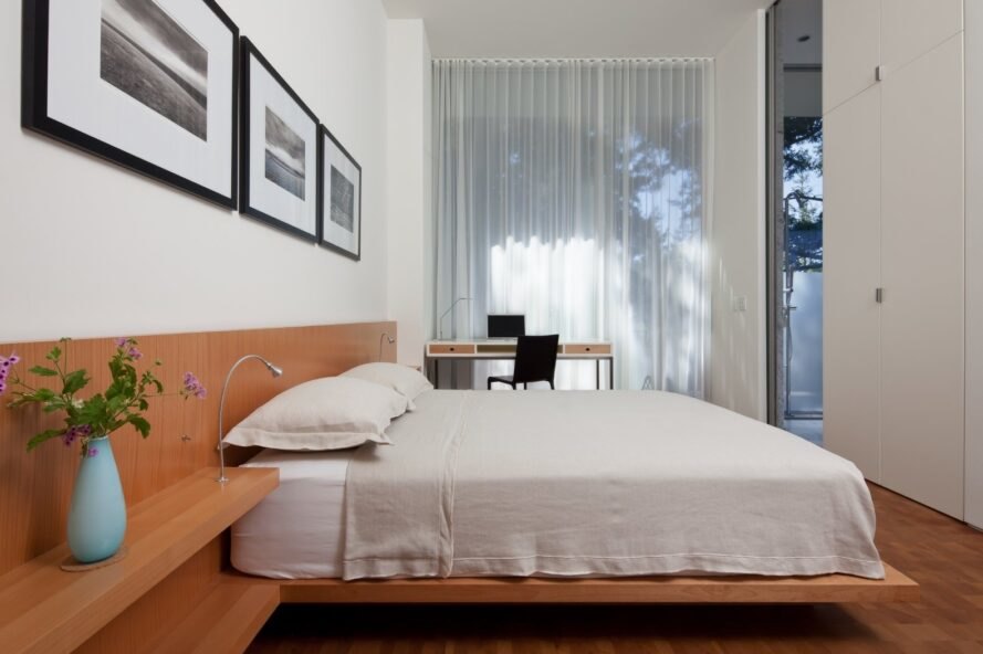 un lit queen avec des draps blancs