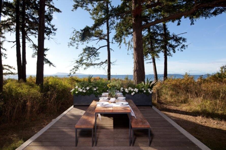 une grande table à manger sur une terrasse en plein air