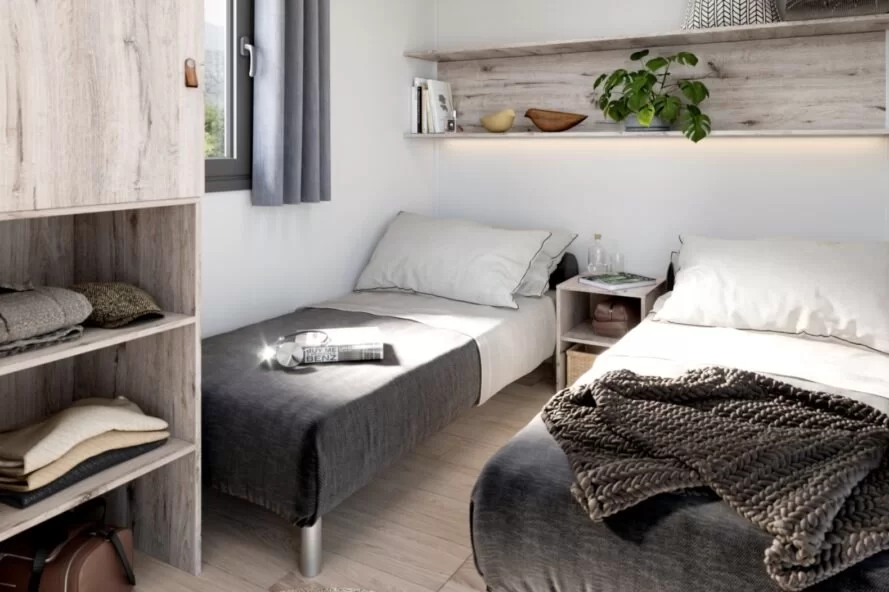 chambre avec deux lits simples