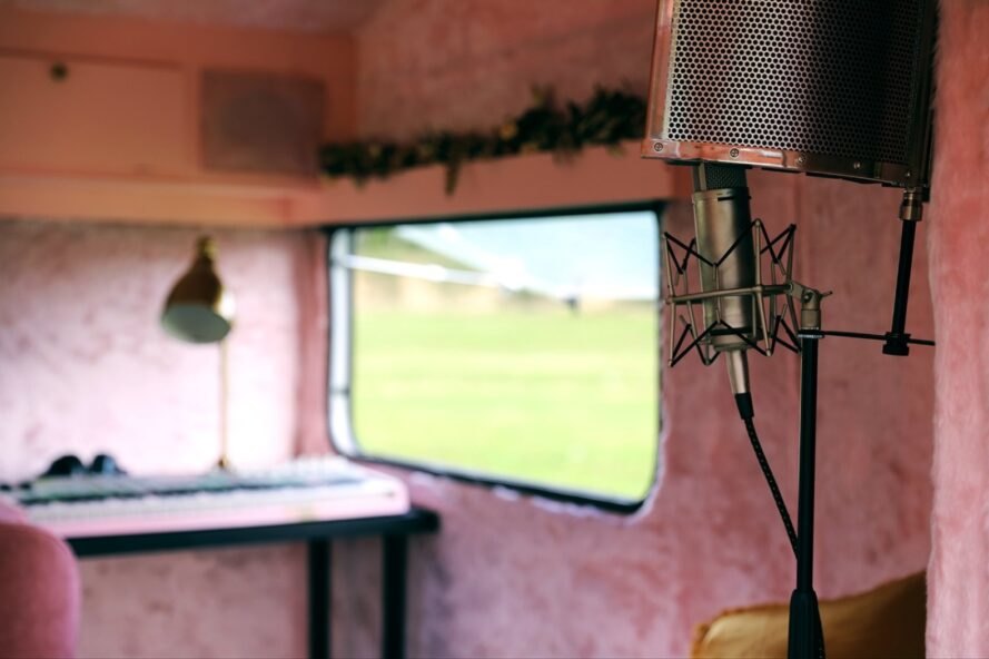 intérieur tout rose d'un camping-car rénové