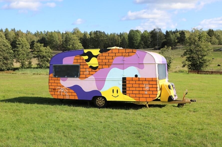 un camping-car avec extérieur multicolore