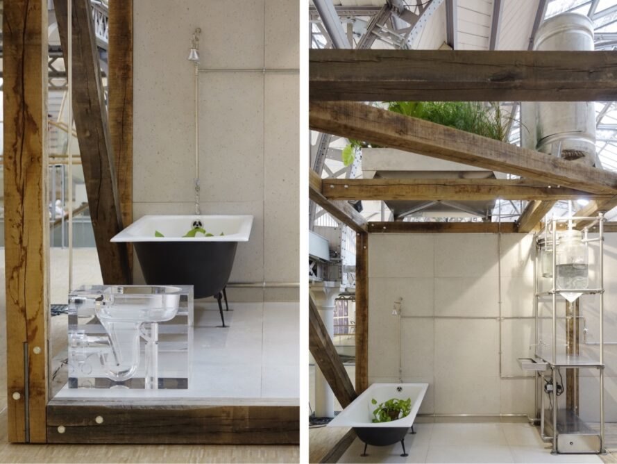 salle de bain à économie d'eau avec poutres apparentes au plafond et une baignoire sur pattes